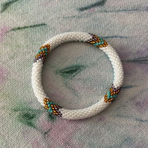 Elegant Beaded Bracelet in White and Gold Sashka & co. 7” arrow chevron - Picture 2 of 2